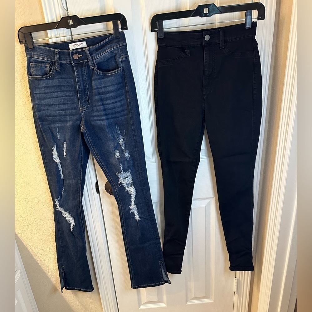 2 pairs of jeans size 7 juniors 💟